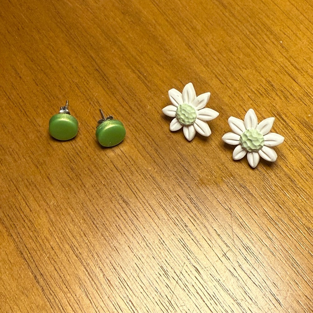 Green and White Flower Earrings Set